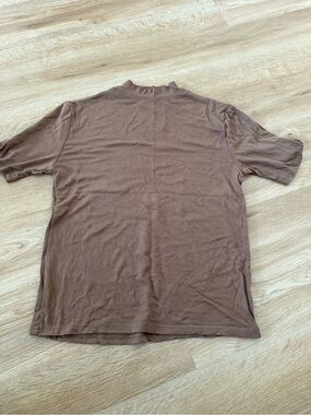 Women’s Brown Short-Sleeve Crewneck Shirt